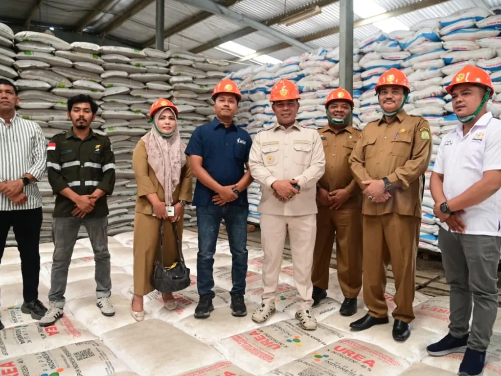 Bupati Aceh Besar, Muharram Idris meninjau Gudang PIM, di Gampong Cot Mon Raya, Kecamatan Blang Bintang, Kabupaten Aceh Besar, Selasa (6/1).