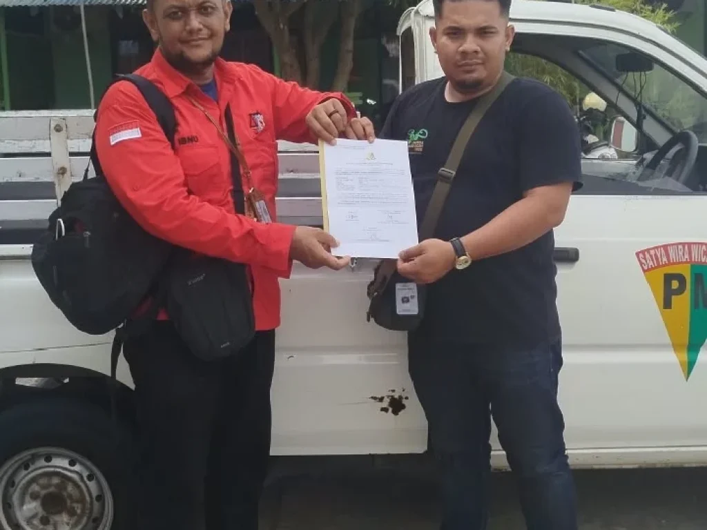 Anggota PWI Lhokseumawe, Haiqal Alfikri, didampingi kuasa hukum memperlihatkan bukti laporan terkait dugaan kekerasan yang dialaminya.