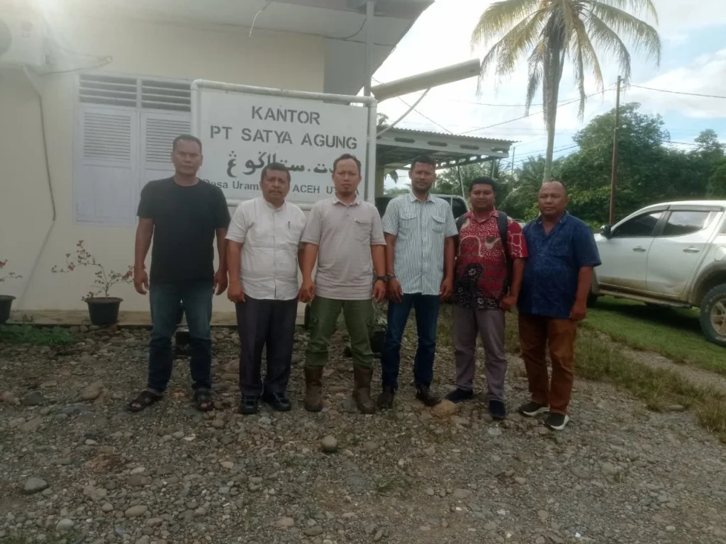 Ketua BRA Aceh Utara Kamaruddin foto bersama dengan pihak PT Setya Agung.