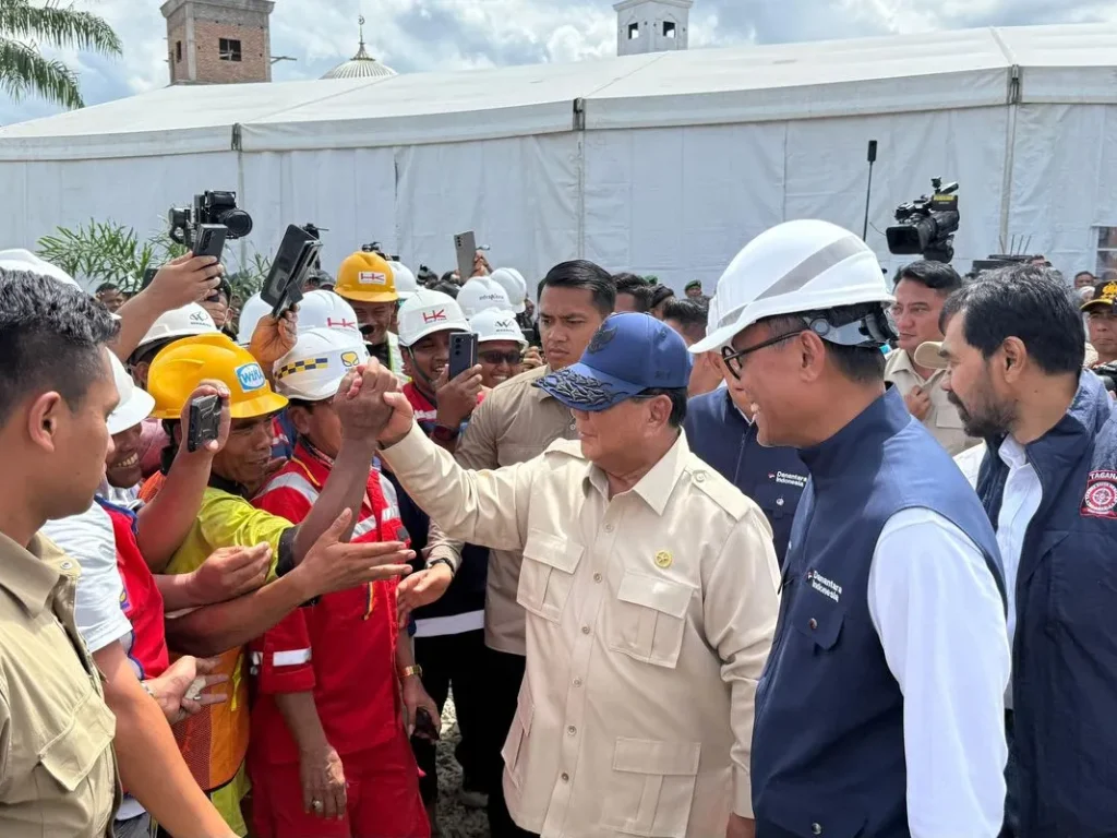 Presiden Prabowo Subianto meninjau hunian sementara yang dibuat Danantara di Aceh Tamiang, Aceh, Kamis (1/1/2026).
