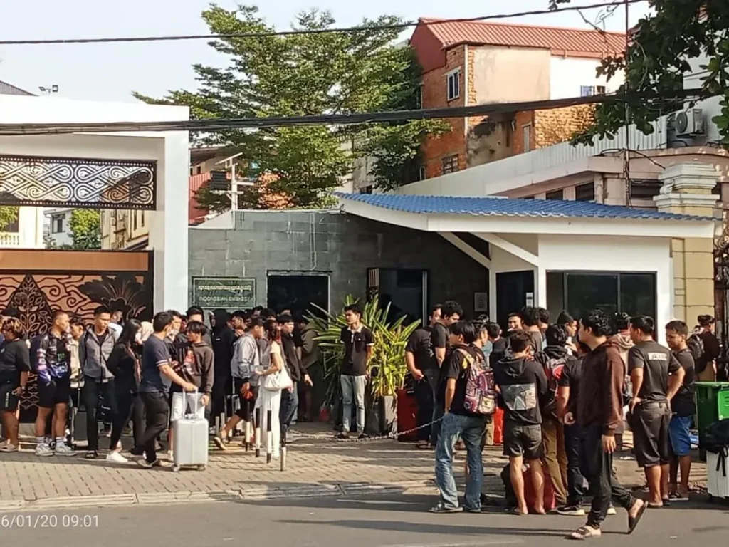 Ribuan WNI yang keluar dari sindikat scam Kamboja mendatangi kantor KBRI Phnom Penh(Dok. KBRI Kamboja)