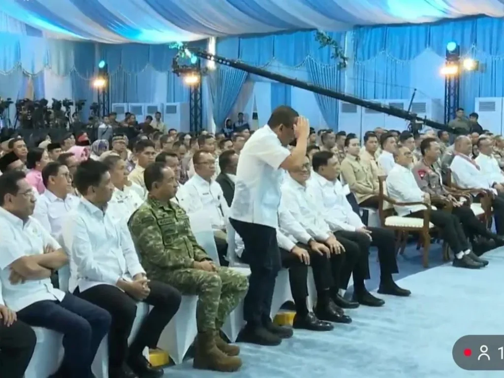 KSP Qodari memberi hormat kepada Presiden Prabowo Subianto dalam acara peresmian SPPG Polri di Palmerah, Jakarta Barat, Jumat (13/2/2026). (Dok. YouTube Setpres)