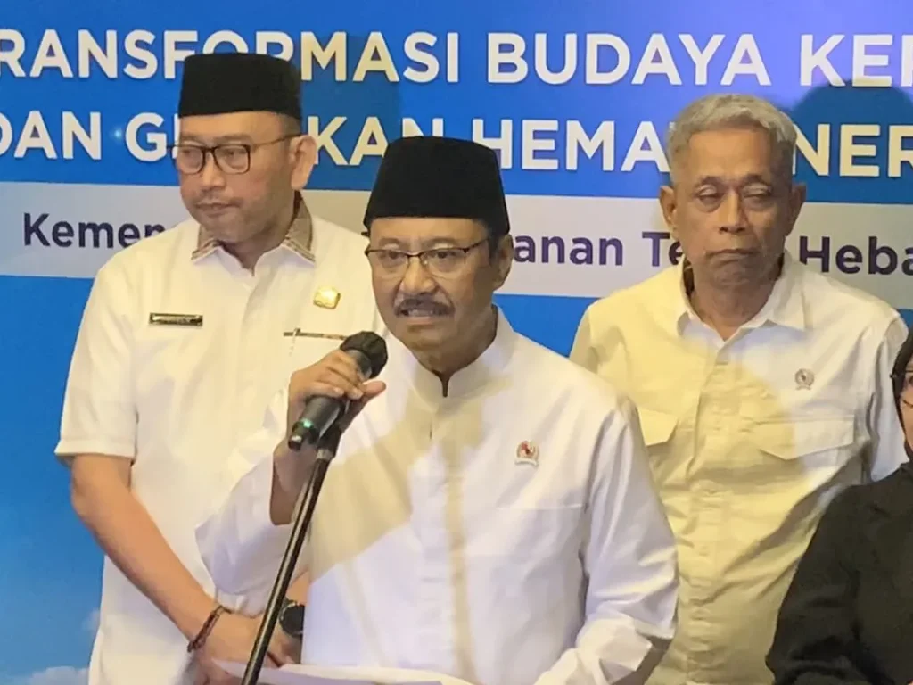 Menteri Sosial (Mensos) Saifullah Yusuf (Gus Ipul) saat ditemui usai acara Team Building Budaya Kerja Baru di Kantor Kemensos, Jakarta Pusat, Senin (6/4/2026).