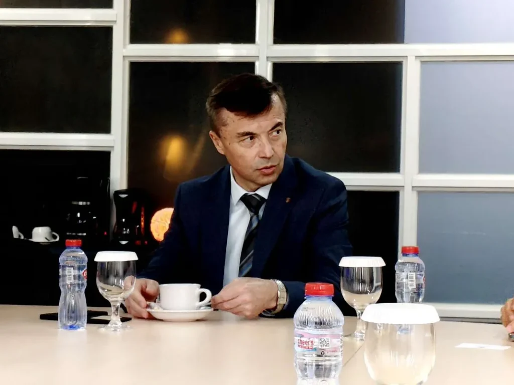 Duta Besar Luar Biasa dan Berkuasa Penuh Federasi Rusia untuk Republik Indonesia, Sergei Gennadievich Tolchenov saat berkunjung ke Kantor Sonora, Jakarta, Kamis (16/4/2026). (Singgih Wiryono)