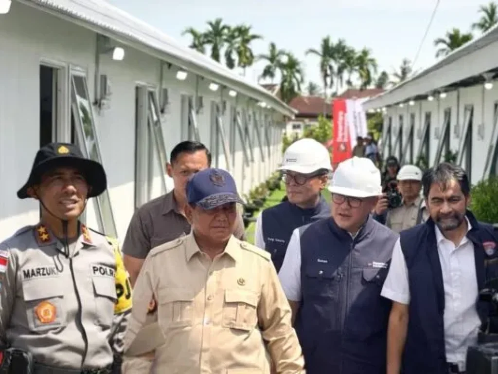 Kapolda Aceh Irjen Pol. Marzuki Ali Basyah mendampingi Presiden RI Prabowo Subianto meninjau progres pembangunan Huntara bagi warga korban banjir yang sedang dibangun di Kampung Simpang Empat Upah, Kecamatan Karang Baru, Kabupaten Aceh Tamiang, Kamis (1/1).