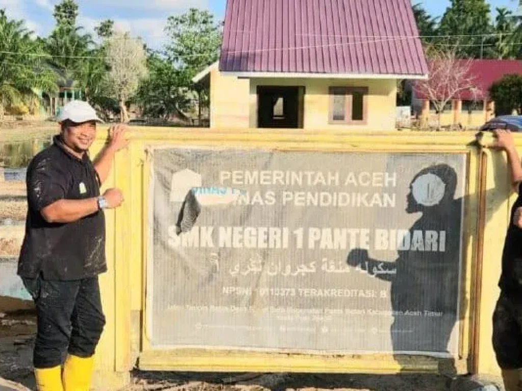 Foto : Kacabdisdik Wilayah Aceh Timur, Rahmatsah Putra berada di salah satu sekolah yang terkena banjir bandang dan tanah longsor yang berada di wilayah yang dipimpinnya.