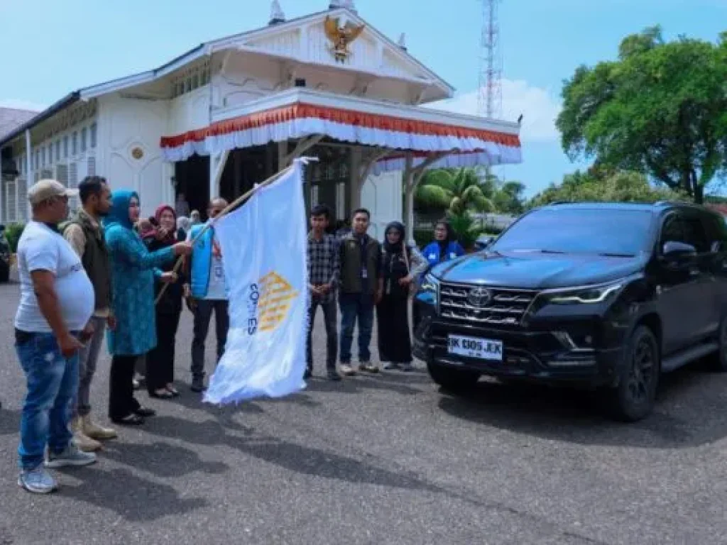 Foto : Ketua TP PKK Aceh Marlina Ny. Muzakir, saat melepas Forum Bersama Relawan Aceh yang akan berangkat menyalurkan bantuan dan memberi pelayanan trauma healing, ke Kecamatan Ketol dan Beutong Ateuh Beunggalang, di halaman depan Meuligoe Gubernur Aceh, Rabu (7/1).