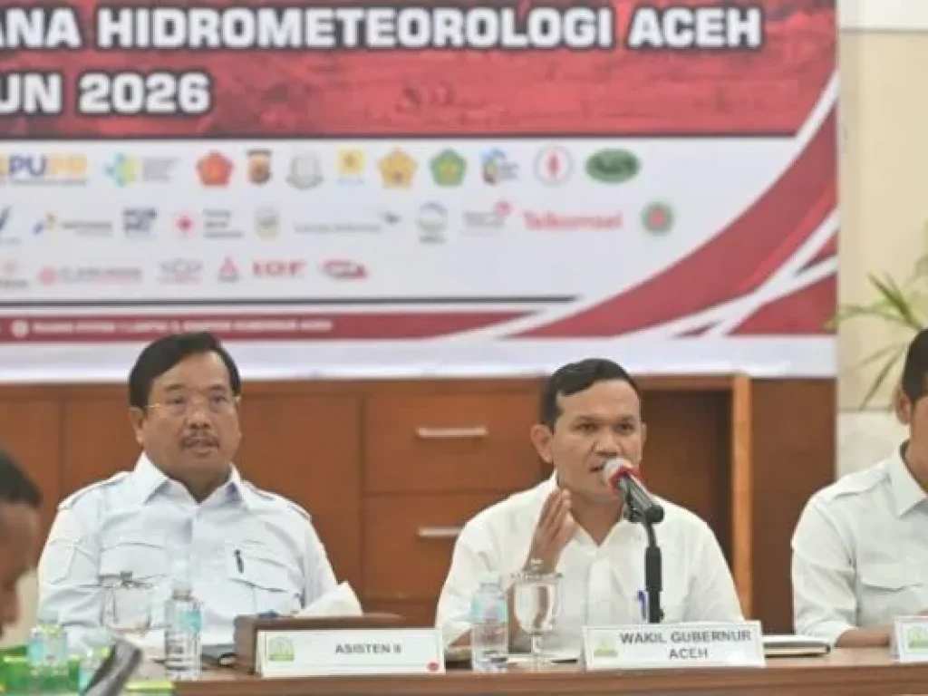 Wakil Gubernur Aceh, H. Fadhlullah, didampingi Sekda Aceh, M. Nasir, S.IP, MPA, dan para Asisten Sekda Aceh, saat menggelar Rakor Percepatan Pendataan Kerusakan Rumah Pascabencana Hidrometeorologi Aceh, yang diikuti para Kepala SKPA/Biro, dan Bupati/Wali Kota yang wilayahnya terdampak bencana secara virtual, di Posko Tanggap Darurat Bencana Hidrometeorologi Aceh Tahun 2026, Setda Aceh, Banda Aceh, Rabu, (7/1).