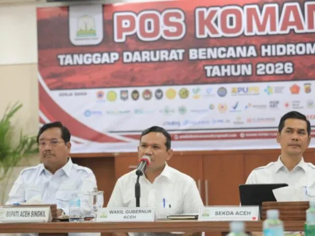 Dari kiri ke kanan: Bupati Aceh Singkil Safriadi Oyon, Wakil Gubernur Aceh Fadhlullah, dan Sekretaris Daerah Aceh Muhammad Nasir saat mengikuti rapat virtual bersama 18 bupati dan wali kota se-Aceh di Posko Penanganan Bencana Pemerintah Aceh, Rabu (7/1/2026).