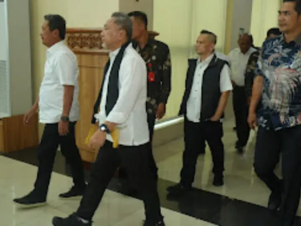 Sekda Aceh M. Nasir saat mendampingi Menko Bidang Pangan Zulkifli Hasan di Bandara SIM Blang bintang, Aceh Besar. (Ist)