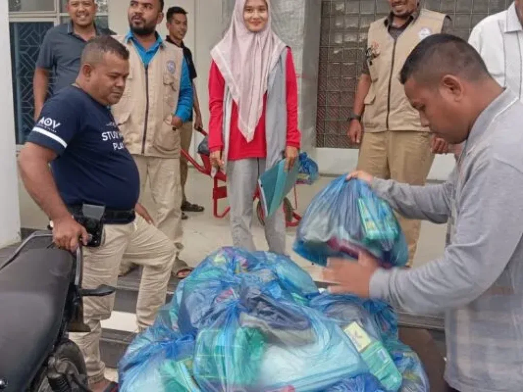 Foto : Petugas Posko Bantuan sedang mengangkut paket untuk warga terdampak banjir Aceh Utara, Jumat (9/1).