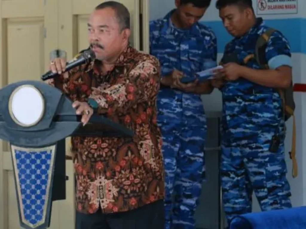 Foto : Asisten II Sekdakab Aceh Besar, M. Ali, S.Sos., M.Si, memberi sambutan pada peresmian dapur SPPG Lanud SIM di Gampong Blang, Kecamatan Blang Bintang, Aceh Besar, Sabtu (10/1).