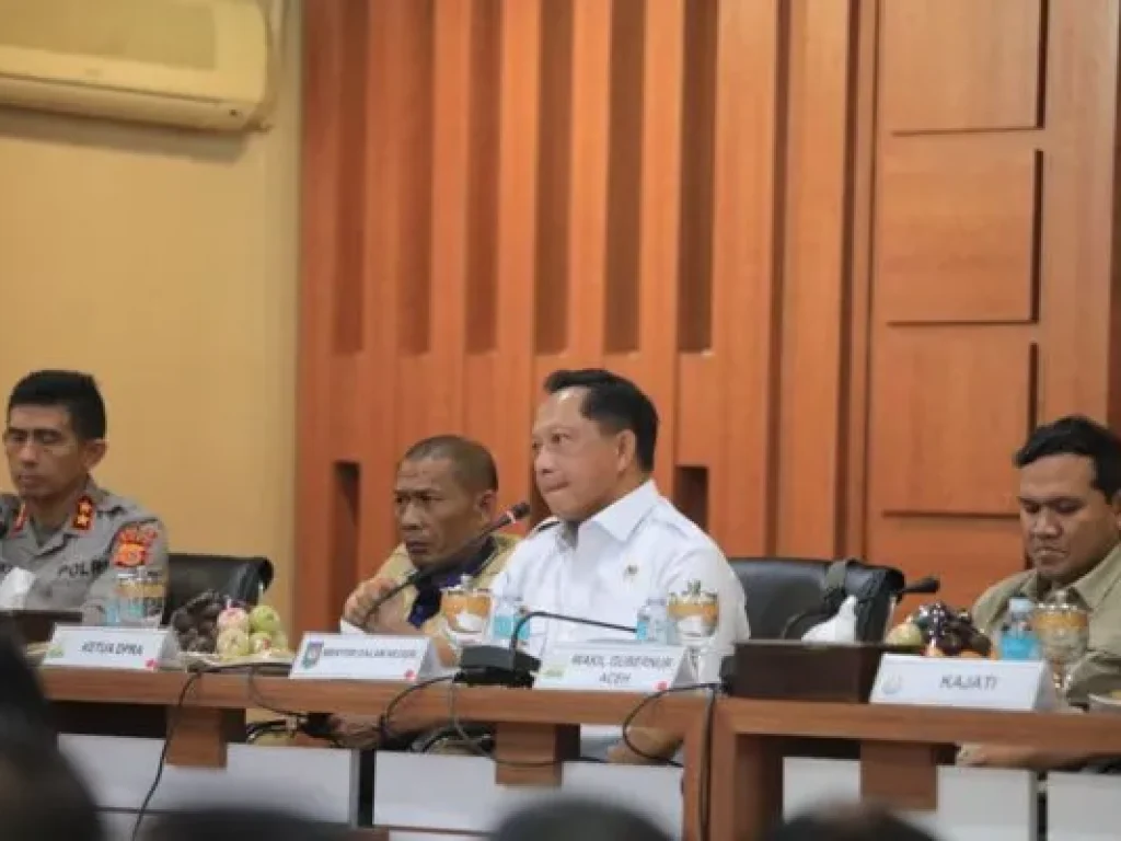Menteri Dalam Negeri (Mendagri) Muhammad Tito Karnavian (tengah) memimpin rapat pembahasan pemulihan pascabencana hidrometeorologi Aceh di Aula Serbaguna Pemerintah Aceh, Banda Aceh, Sabtu (10/1/2026).