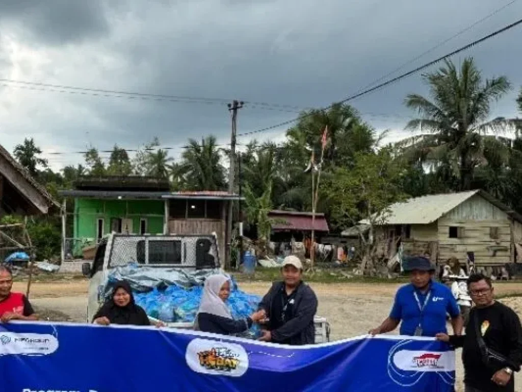 FIFGROUP Cabang Langsa saat menyalurkan bantuan sembako bagi warga dampak korban banjir dan tanah longsor di Aceh Tamiang, Kota Langsa dan Aceh Timur, (Ist).