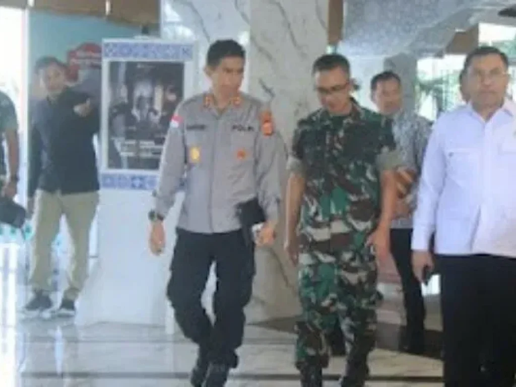 Kapolda Aceh Irjen Pol Marzuki Ali Banyak berbincang dengan Wakil Kepala BGN RI Bidang Operasional Pemenuhan Gizi, Irjen Pol. (P) Sony Sonjaya, usai menghadiri rapat konsolidasi tata kelola Program Makan Bergizi Gratis (MBG) Provinsi Aceh di Hermes Palace Hotel, Kota Banda Aceh, Sabtu (17/1).