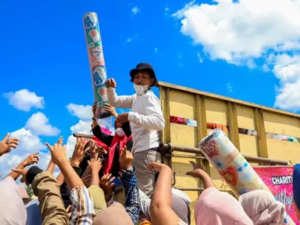 Relawan MTMD Sergai menurunkan bantuan logistik dari truk untuk dibagikan kepada warga terdampak banjir di Kabupaten Aceh Tamiang, Sabtu (17/1/2026).
