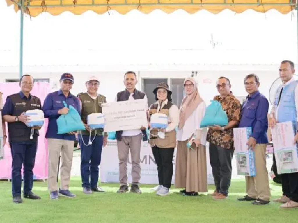 Bantuan diserahkan secara simbolik oleh Managing Director Holding Operasional Danantara Indonesia sekaligus ketua Forum Human Capital Indonesia (FHCI) dan Ketua Ikatan Alumni FE Universitas Sumatera Utara Agus Dwi Handaya (empat dari kiri) kepada Camat Karang Baru Fachrurazi Syamsuyar (lima dari kiri).Didampingi Direktur Human Capital Perkebunan Nusantara (PTPN Group) yang juga Sekjen FHCI, Endang Suraningsih (enam dari kiri) dan Deputy Operasional BSI Regional Medan Nina Moetia (tujuh dari kiri).