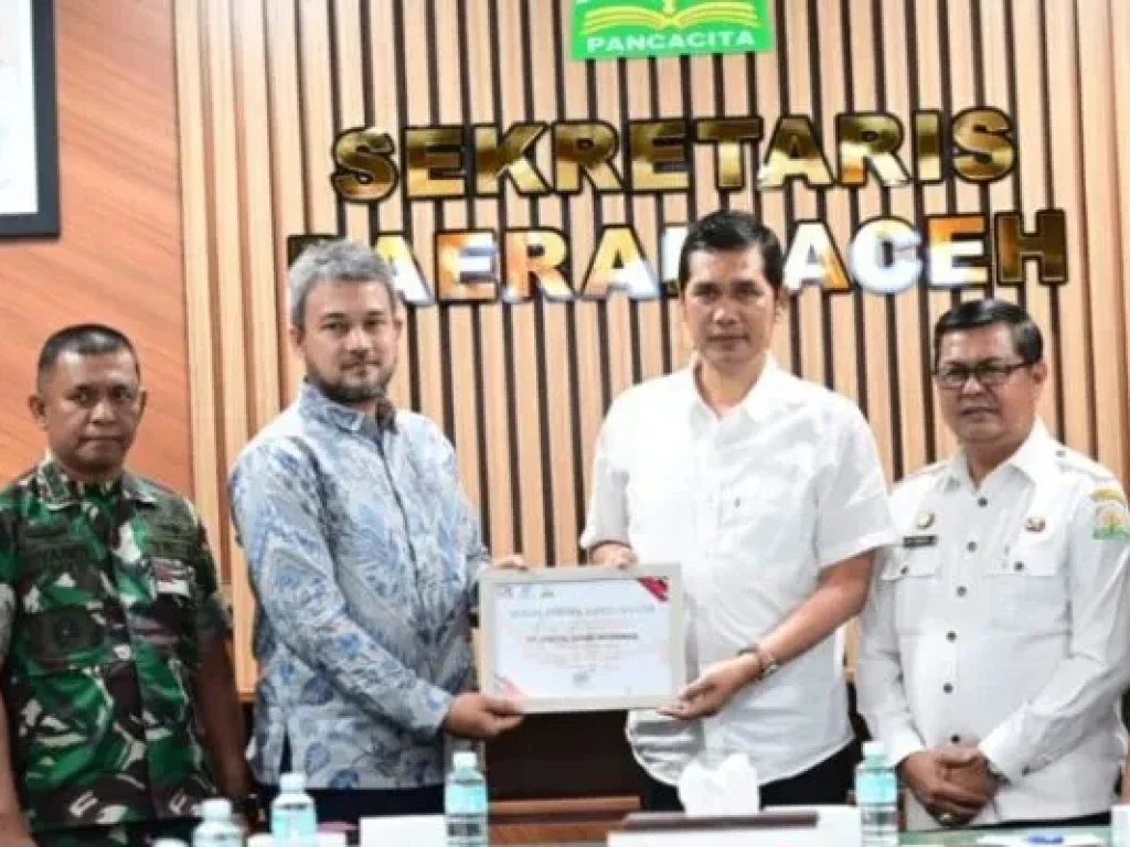 Sekda Aceh, M. Nasir, didampingi Asisten I Sekda Aceh, Drs. Syakir, M.Si, dan Kadis Kominsa Aceh, Dr. Edi Yandra, saat menerima bantuan Corporate Social Responsibility (CSR) dari PT Digital Sandi Informasi (DSI) berupa sistem layanan Emergency Call Center 112 sebagai pusat monitoring kedaruratan Provinsi Aceh, di Ruang Rapat Sekda Aceh, Banda Aceh, Rabu, (21/1).