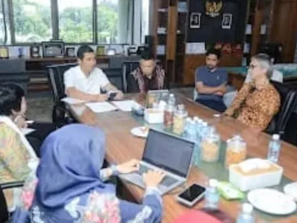 Sekda Aceh M. Nasir memimpin rapat koordinasi bersama bersama Tim Leader Program Sinergi dan Kolaborasi untuk Akselerasi Layanan Dasar (SKALA) di ruang kerjanya, Rabu (21/1).