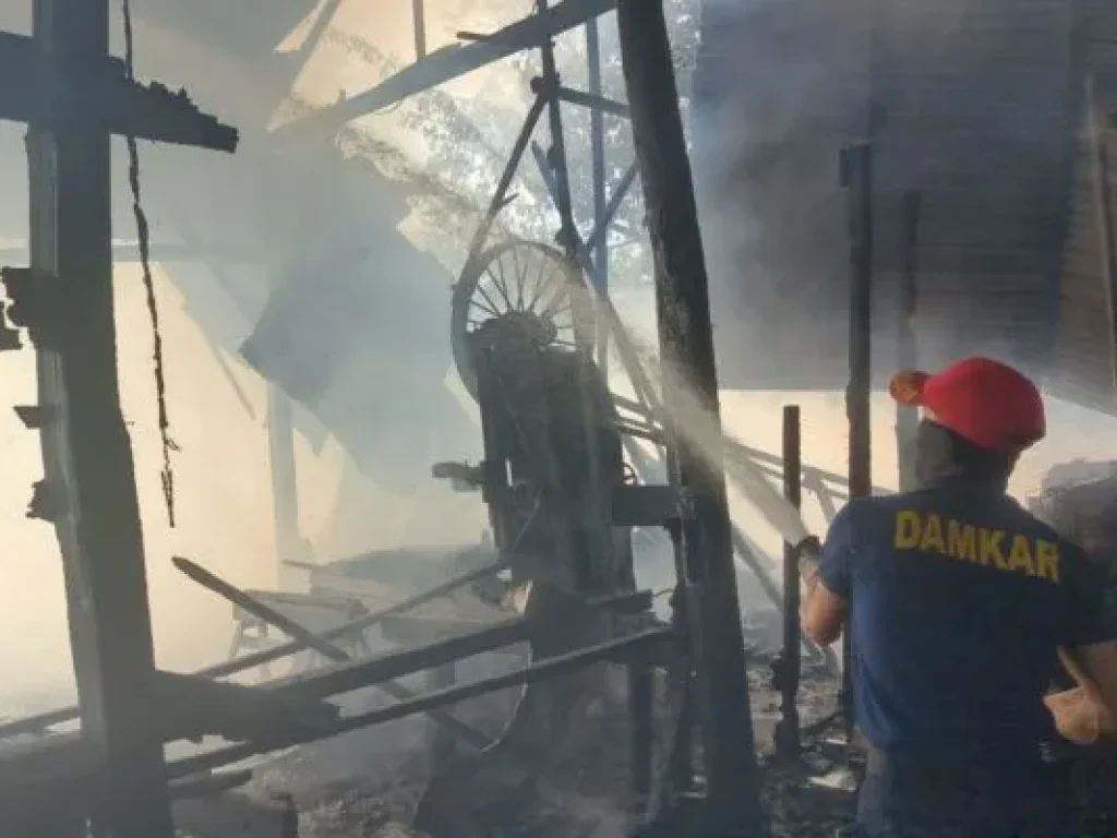 Petugas Damkar BPBD Aceh Besar memadamkan kebakaran panglong kayu milik warga di Gampong Lam Sabang, Kecamatan Kuta Baro, Minggu (25/1/2026). BPBD Aceh