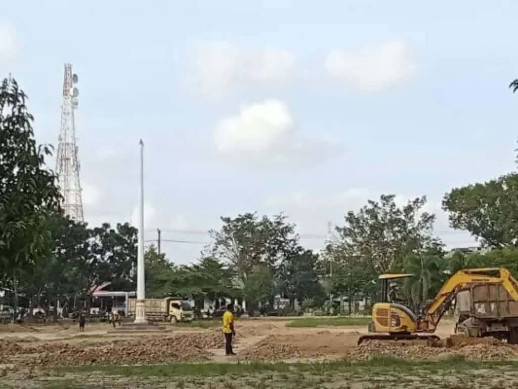 Terlihat ekskavator, dum truk serta sejumlah pekerja sedang membersihkan kerak lumpur pasca banjir di Lapangan Merdeka Kota Langsa, Senin (26/1).