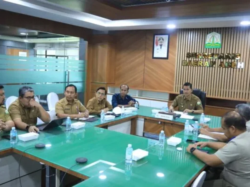 Rapat koordinasi pematangan ketersediaan lahan untuk pembangunan huntara dan huntap bagi warga terdampak banjir di wilayah Aceh di ruang kerja Setda Aceh, Banda Aceh, Selasa (27/1/2026).