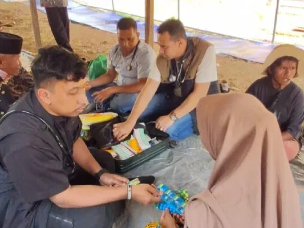 dr Zuhilmi sedang memberikan obat kepada seorang pengungsi korban banjir Bandang di Bener Meriah, Rabu (28/1).
