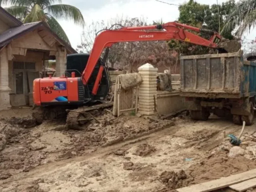 Alat berat bantuan Pesantren Baitul Huda dari Kota Duri, Provinsi Riau sedang bekerja membantu membersihkan lumpur di lingkungan pemukiman penduduk yang terdampak banjir di Kampung Landuh, Kecamatan Rantau, Kabupaten Aceh Tamiang, Rabu (28/1).