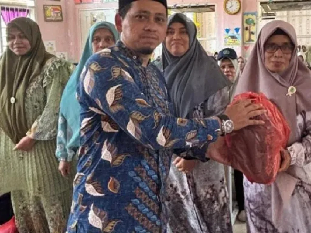 Ketua KKG PAI Kota Langsa, Abdul Malek, S.Pd.I menyerahkan alat kelengkapan shalat secara simbolis kepada penerima manfaat dari KKG PAI Aceh bantuan donasi dari KKG PAI Provinsi Jawa Timur, di SD Negeri 5 Langsa, Sabtu (31/01/2026. Ist
