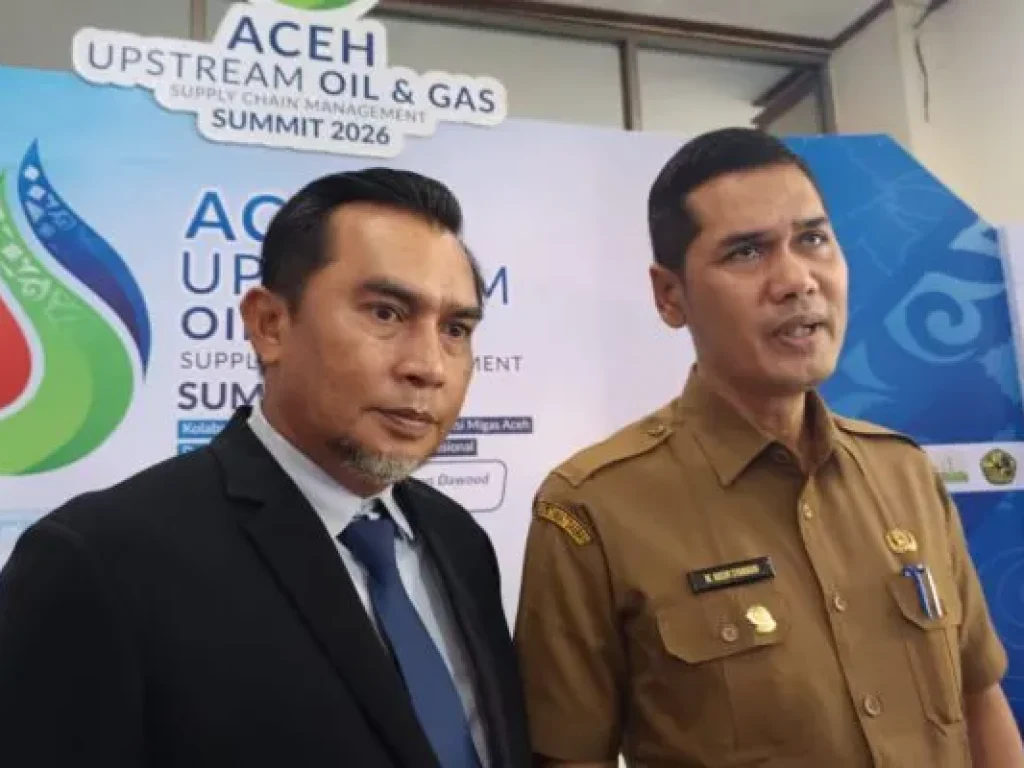 Kepala BPMA, Nasri Djalal (kiri) bersama Sekretaris Daerah Aceh, M. Nasir (kanan) usai menghadiri The 7th Aceh Upstream Oil and Gas Supply Chain Management Summit 2026 di Banda Aceh, Senin (2/2/2026).