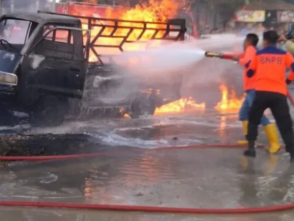 Satu unit mobil pick up terbakar di Jalan Medan-Banda Aceh tepatnya depan Masjid Sabilussalam Gampong Sungai Lueng Kecamatan Langsa Timur, Kota Langsa Jumat (06/02/2026) sore.
