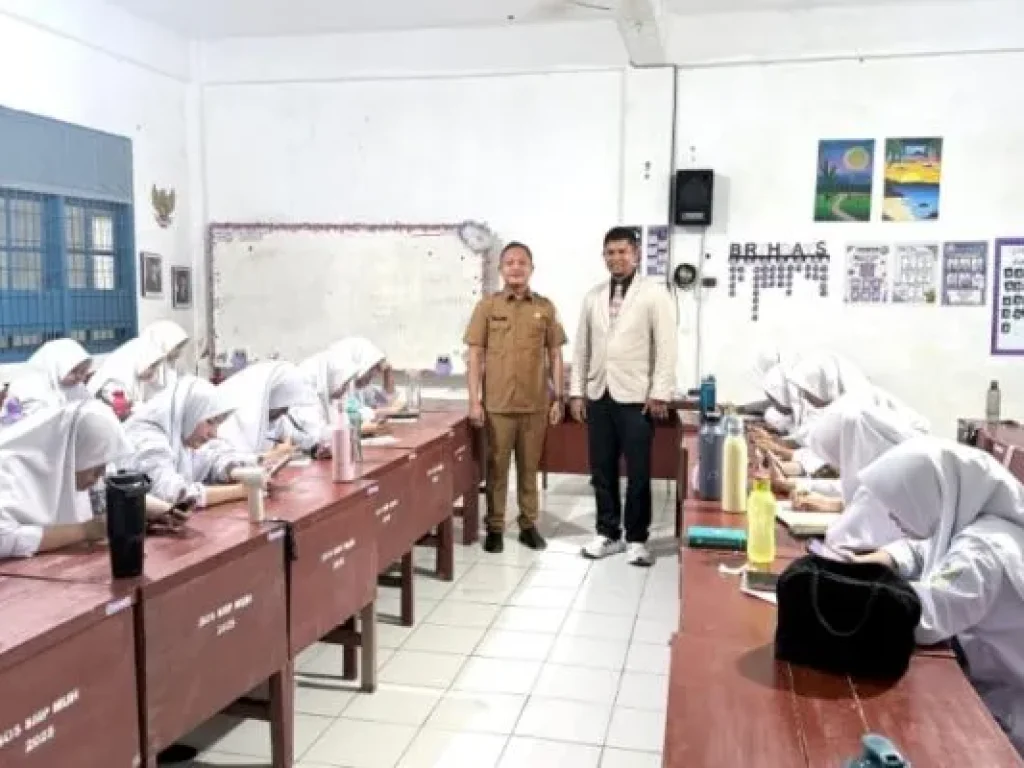 Direktur Bimbel 99, Dr. Marzuki, M.Pd bersama Kepala SMP Muhammadiyah Kota Langsa, Roni, S.Pd., M.Pd saat meninjau pelaksanaan TKA berbasis digital yang diikuti siswa kelas IX SMP Muhammadiyah Kota Langsa, Senin (09/02/2026). Ist