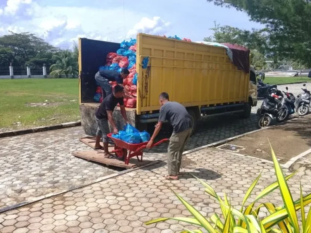 Bongkar muat bantuan logistik bagi warga terdampak bencana, (1/1).