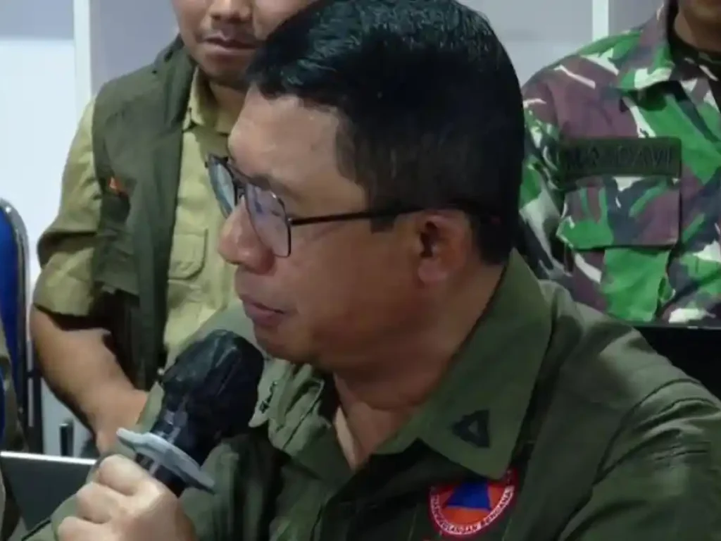 Kepala-BNPB-Letjen-TNI-Suharyanto-saat-menyampaikan-laporan-ke-Presiden-Prabowo-di-Aceh