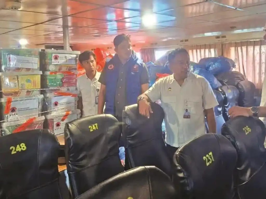 M-Nasir-didampingi-Kepala-Pelabuhan-Ulee-Lheue-tinjau-logistik