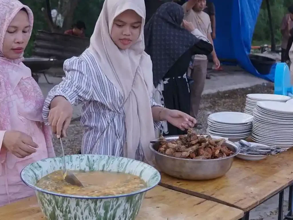 Mahasiswa-dan-Pihak-kampus-saat-memasak-di-dapur-umum-Unsam