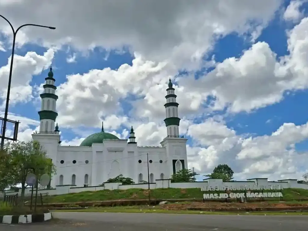 MASJID GIOK - Masjid Giok Nagan Raya. BMKG Ingatkan Warga Barat Selatan Waspadai Potensi Hujan Disertai Petir.
