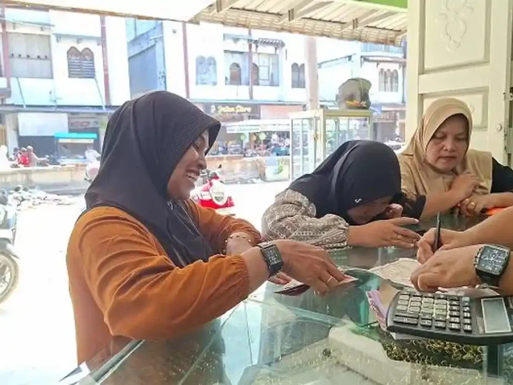 Masyarakat-Aceh-Timur-menjual-emas-ke-toko-untuk-kebutuhan-hidup-udai-banjir-bandang