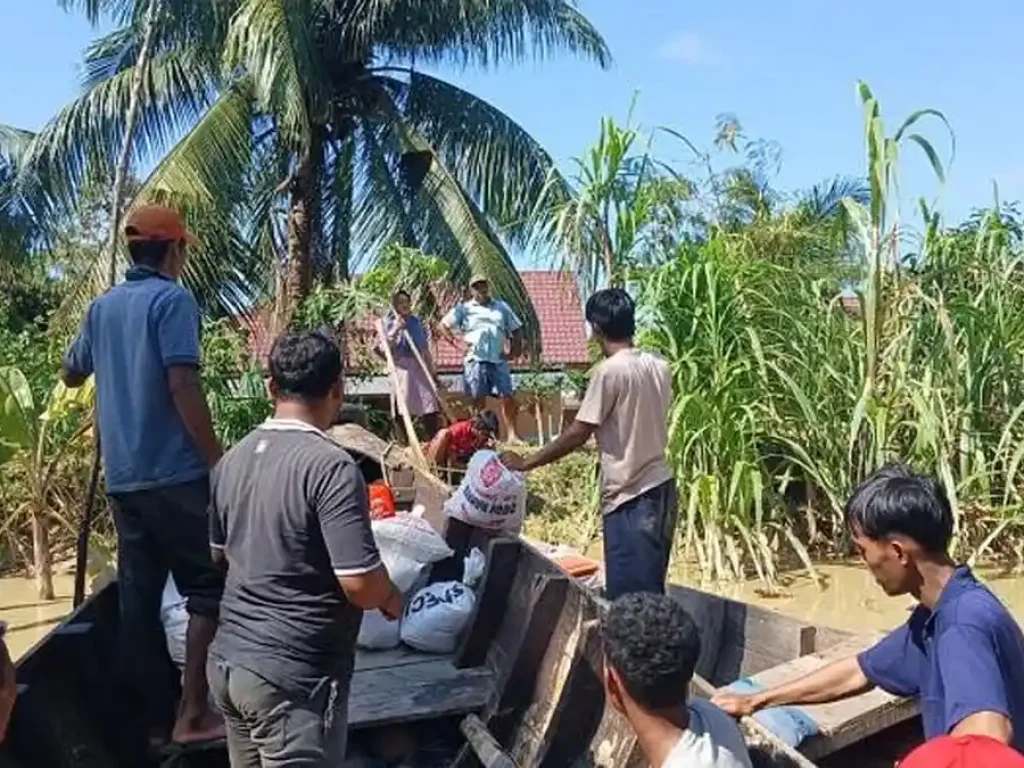 Muhammad-Zakiruddin-bersama-tim-harus-menggunakan-perahu-untuk-mendistribusikan-bahan-makanan