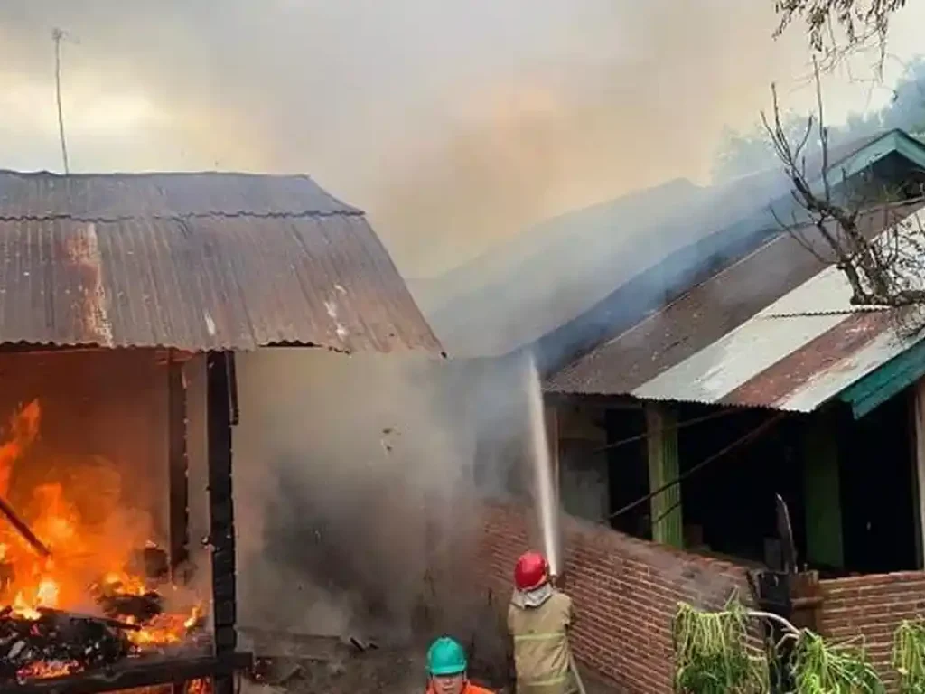 Petugas-pemadam-kebakaran-melakukan-upaya-pemadaman-terhadap-rumah-yang-terbakar