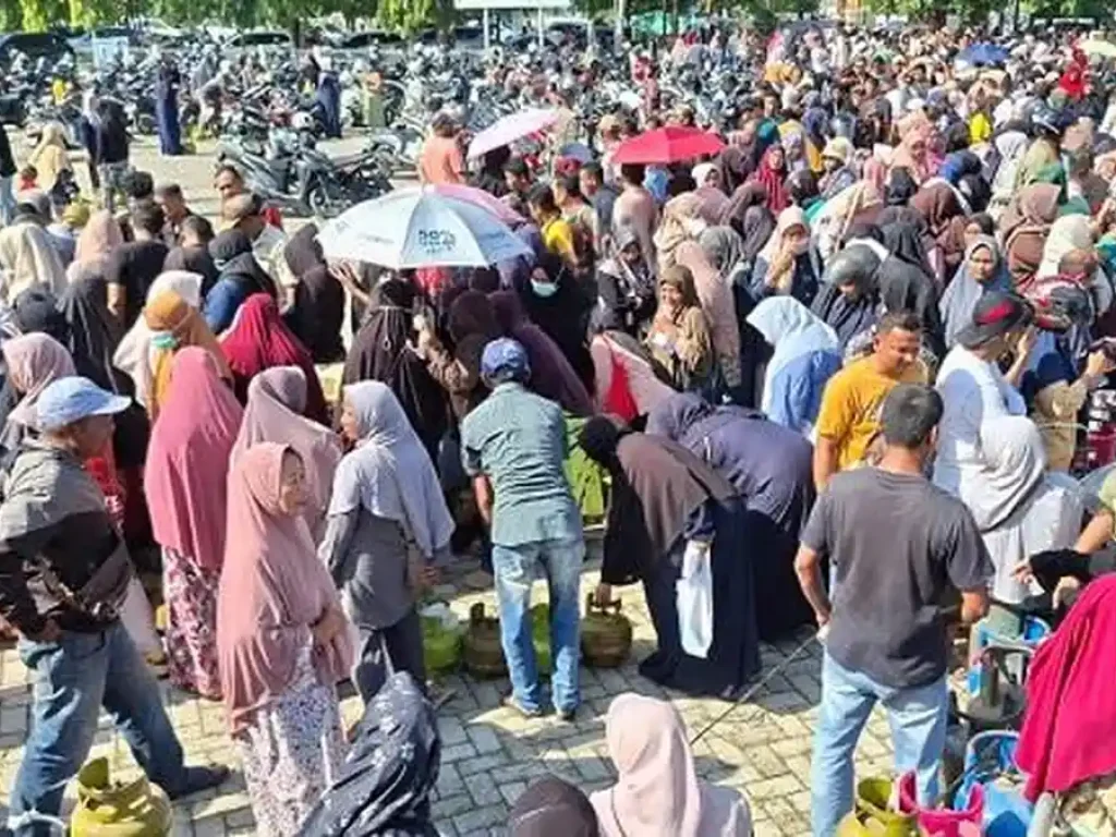 Ribuan-Warga-Banda-Aceh-dan-sekitarnya-melakukan-antrian-gas-di-Pasar-Tani-Banda-Aceh