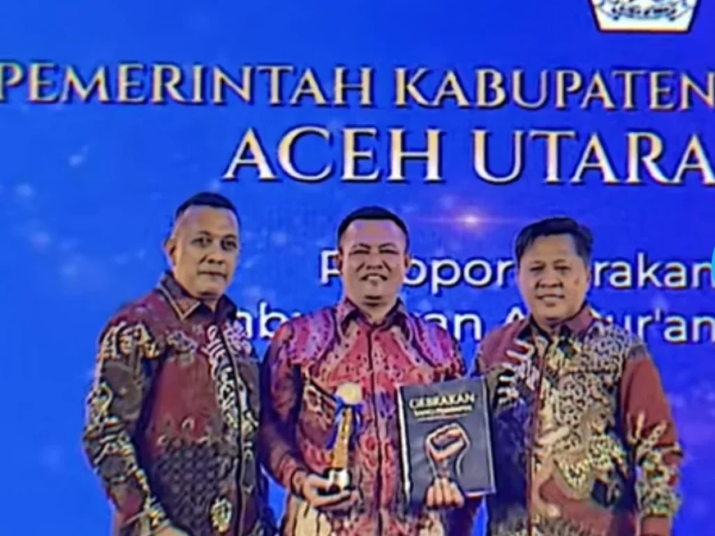 Bupati Aceh Utara Islam A Jalil atau yang akrab disapa Ayah Wa menerima penghargaan dari Serambi Awards sebagai Pelopor Membumikan Al-Qur’an di Aceh Utara. (Foto Istimewa)
