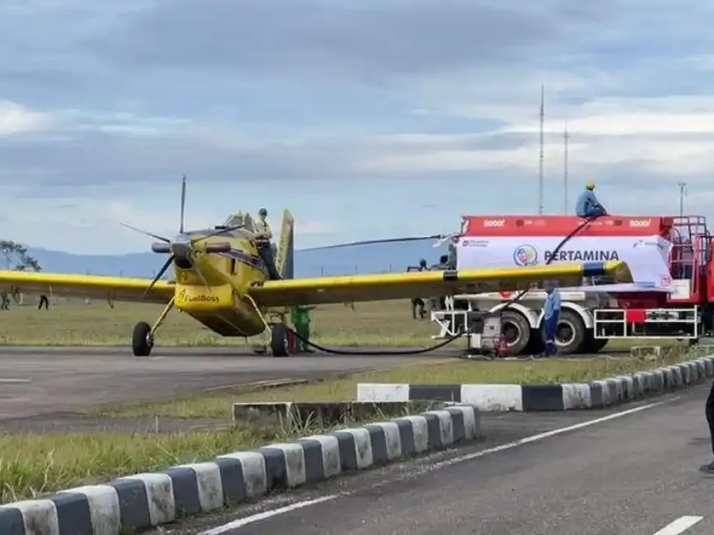 Suasana-pendistribusian-BBM-ke-mobil-tangki-Pertamina-di-Bandar-Udara-Rembele