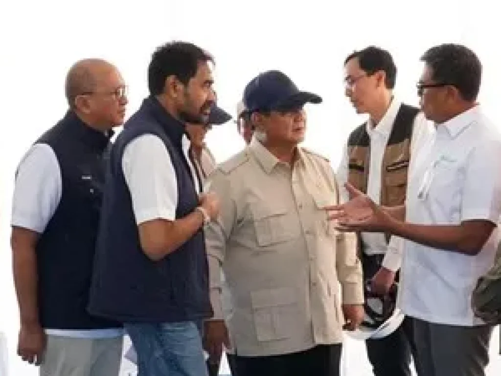 Presiden Prabowo Subianto saat meninjau pembangunan rumah hunian sementara bagi korban bencana di Aceh Tamiang, Kamis (1/1).