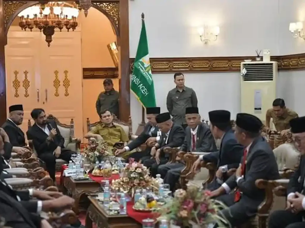 RAPAT RUPS - Gubernur Aceh Muzakir Manaf, Selaku Pemegang Saham didampingi Wakil Gubernur Aceh, Fadhlullah, SE, Sekda Aceh, M Nasir saat rapat RUPS Bank Aceh Syariah dengan Bupati/Walikota Yang Merupakan Pemegang Saham Kabupaten /Kota Se-Aceh , di pendopo Gubernur Aceh, Senin, (13/5/2026).